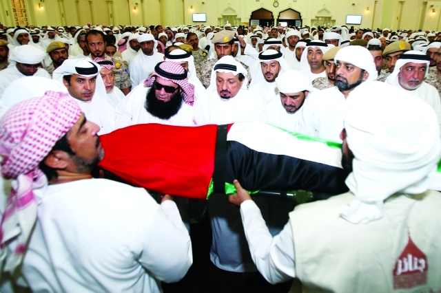 "■ حاكم عجمان وولي عهده يشاركان المواطنين تشييع الشهيد في مسجد الشيخ زايد | تصوير: يونس يونس"