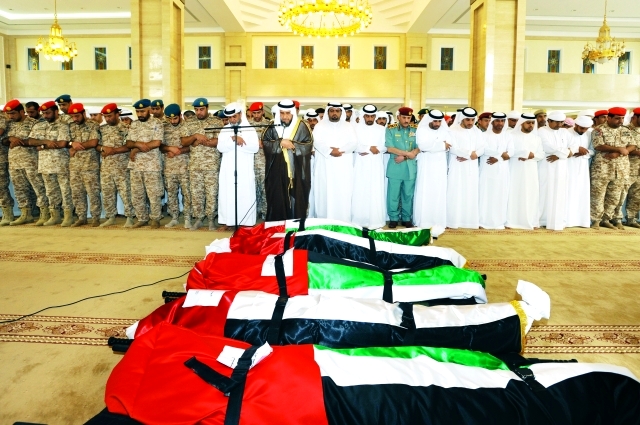 "■ محمد بن حمد الشرقي أثناء صلاة الجنازة على شهداء الوطن وإلى جانبة قيادات شرطية وعسكرية ومواطنون | تصوير: زيشان أحمد"