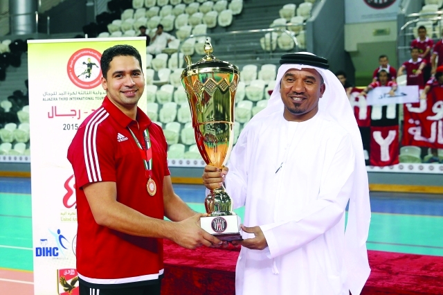 " مدير البطولة يسلم الكأس إلى كابتن الأهلي المصري"
