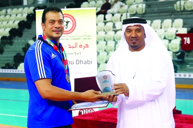 " عوض هويشل يهدي طارق محروس درع الجزيرة وشهادة المشاركة"