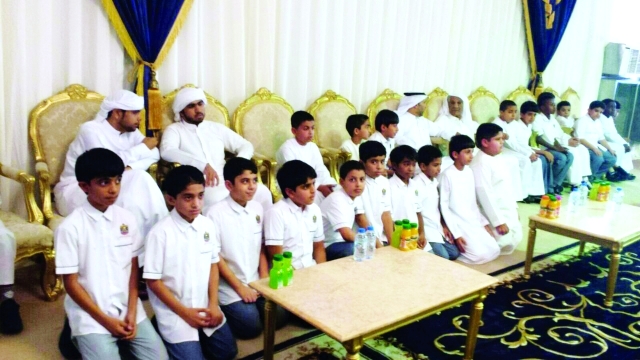 "■ طلاب يؤدون واجب العزاء في رأس الخيمة"