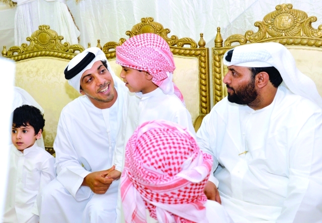 "■ منصور بن زايد متحدثاً إلى أنجال الشهيد الأحبابي | وام"