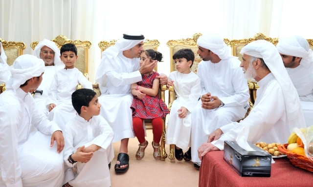 "■ سيف بن زايد يقبل جبين ابنة الشهيد يوسف العلي برأس الخيمة | وام"