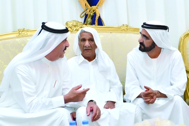 "■ محمد بن راشد وسعود المعلا يعزيان أسرة الشهيد سعيد آل علي | تصوير: سيف محمد وخليفة اليوسف"