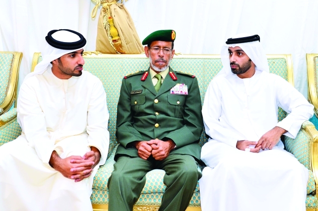 "■ حمد الرميثي وجانب من المعزين خلال العزاء"