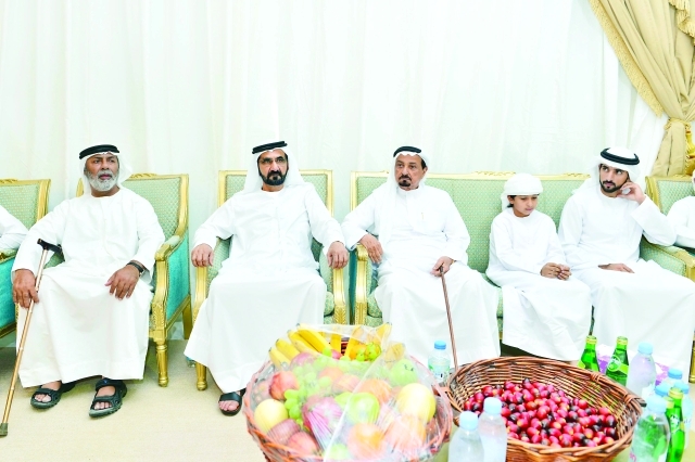 "■ محمد بن راشد وحميد النعيمي خلال عزاء أسرتي سيف الكعبي وعبدالله الكلباني"