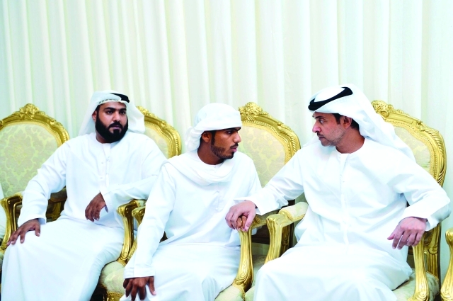 "■ هزاع بن زايد يعزي آل علي"