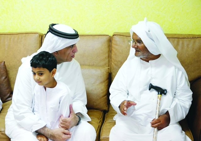 "■ وسموه مع والد أحد الشهداء | وام"