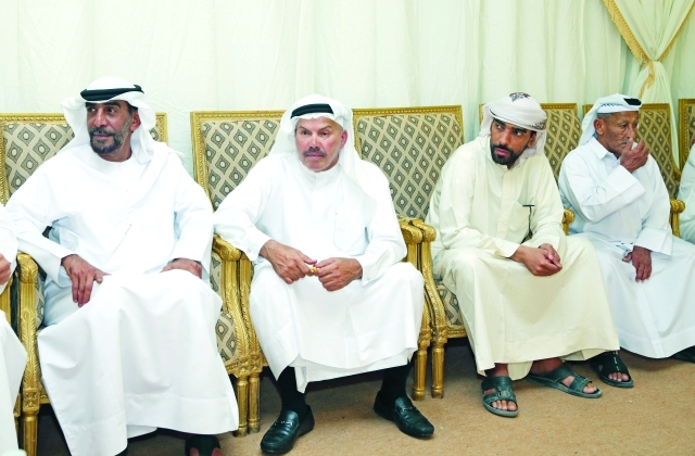 "مصبح الفتان وجمعة البواردي خلال العزاء"