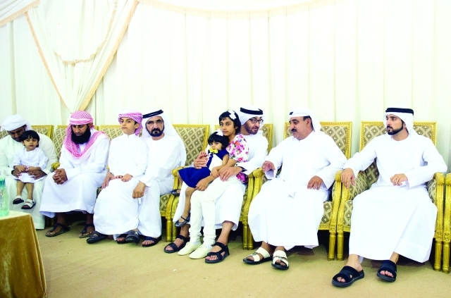 "محمد بن راشد ومحمد بن زايد وحمدان بن محمد مع أسرة الفقيد"