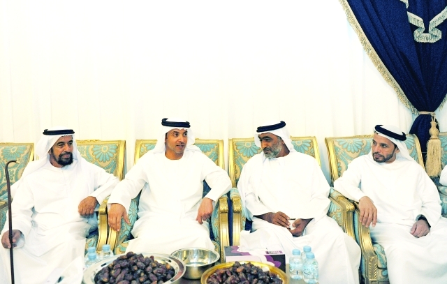"■ هزاع بن زايد يواسي ذوي الفقيد"