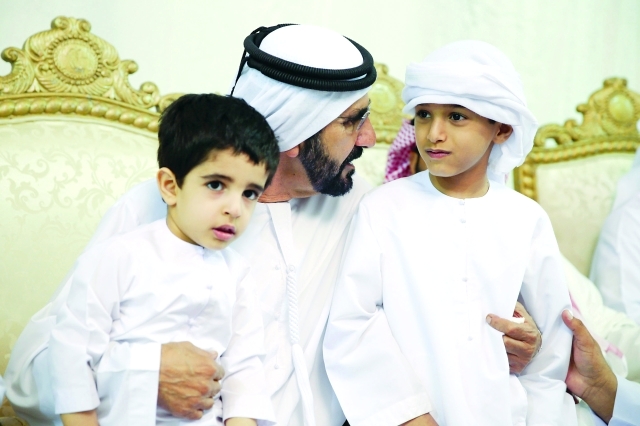 "■ محمد بن راشد خلال عزاء أسرتي الشهيدين بطي وسعد الأحبابي"