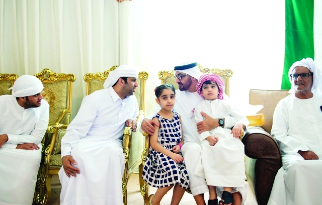 "■ محمد بن زايد يحتضن أبناء الشهيد يوسف العلي"