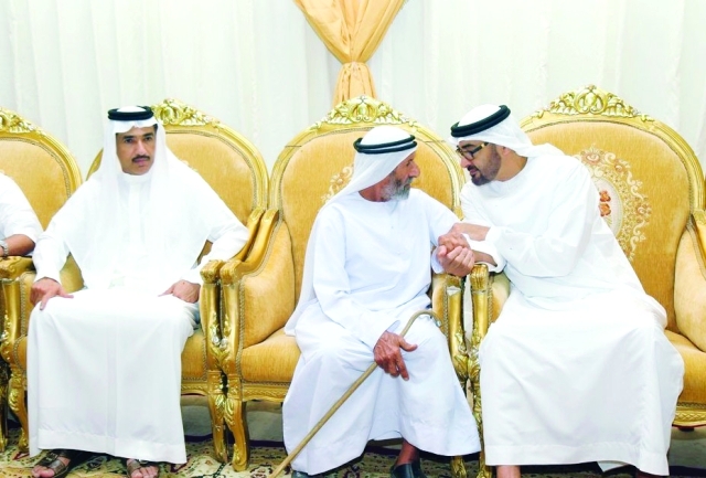 "■ سموه متحدثاً إلى ذوي الشهيد محمد الخاطري بحضور أحمد جمعة الزعابي"