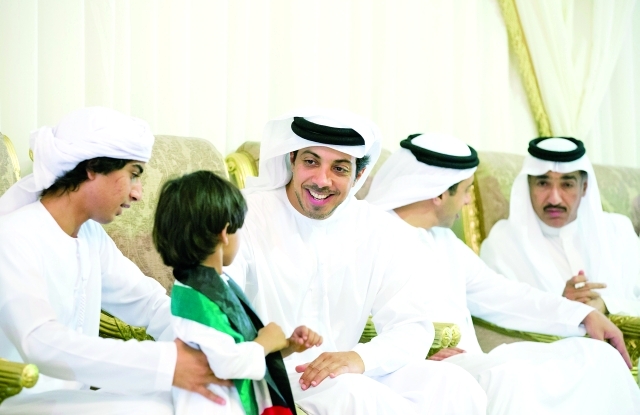 "■ منصور وعبدالله بن زايد وأحمد جمعة الزعابي خلال تقديم العزاء لأسرة الشهيد عبيد الشامسي"