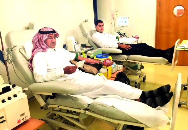 "■ أعضاء الاتحاد الدولي خلال التبرع بالدم | البيان"