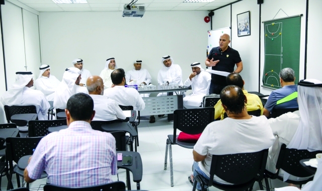 "■ جانب من الاجتماع المشترك للاتحاد مع الأندية | البيان"
