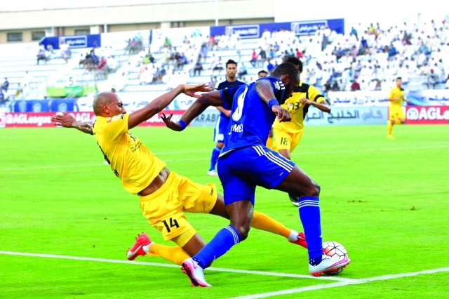 "■ حسن يحاول إيقاف لاعب النصر كيمبو | تصوير - عاطف الغمري"