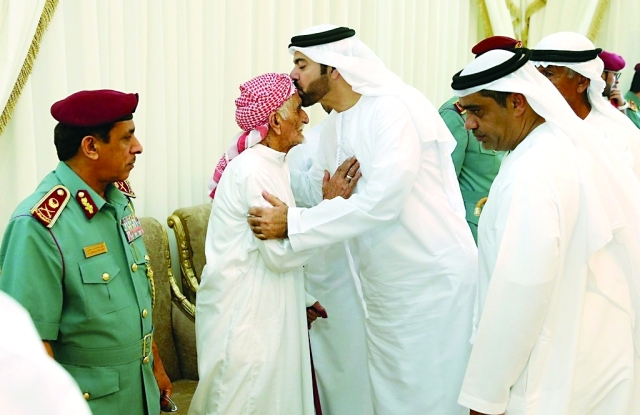 "■ محمد القرقاوي خلال تقديم العزاء  |  البيان"