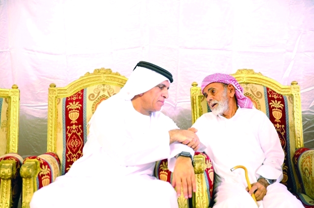 سعود بن صقر يقدم العزاء لذوي الشهداء