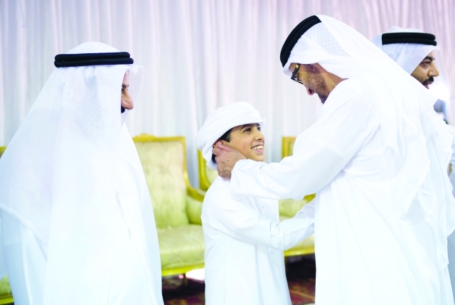 "■ محمد بن زايد ومنصور بن زايد خلال عزاء الشهيد علي البلوشي"