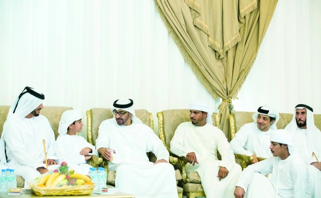 "■ سموه ومنصور بن زايد خلال تقديم واجب العزاء في الشهيد الشطي الصياد"