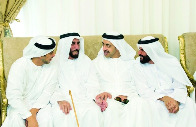 "■ منصور وعبدالله بن زايد يعزيان في الشهيد الشطي الصياد"