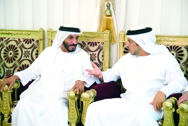 "منصور بن زايد خلال تقديم العزاء في الشهيد راشد المسافري"