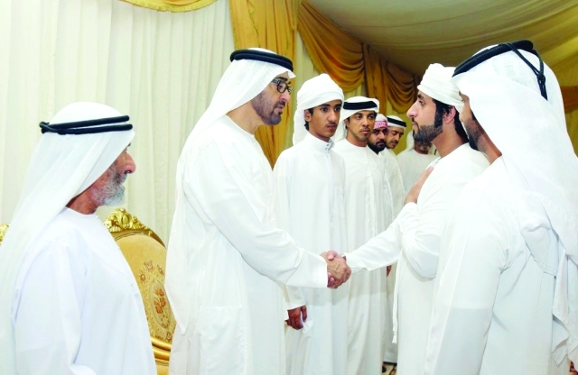 "محمد بن زايد يعزي أقارب الشهيد محمد الخاطري بحضور منصور بن زايد"