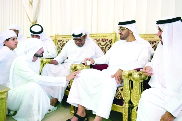 "■ محمد بن زايد في حديث مع ذوي الشهيد راشد المسافري"