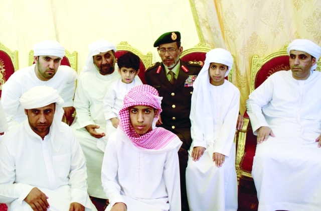 "■ رئيس الأركان أثناء تقديمه واجب العزاء"