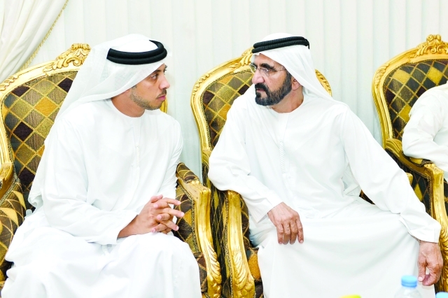 "■ محمد بن راشد يتبادل الحديث مع منصور بن زايد"