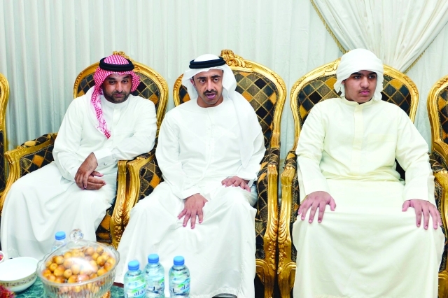 "■ عبدالله بن زايد خلال عزاء أسرة الشهيد محمد مامدي"