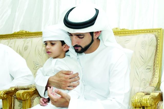 "■ حمدان بن محمد محتضناً ابن الشهيد علي البلوشي"