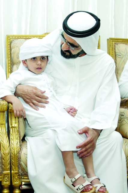 "■ نائب رئيس الدولة يحتضن ابن الشهيد علي حسين  البلوشي"