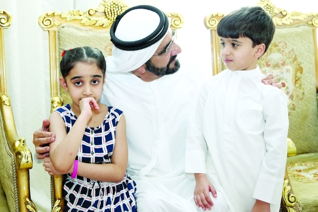 "■ سموه يحتضن أبناء الشهيد يوسف العلي"