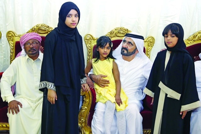 "■ محمد بن راشد يحتضن أبناء الشهيد عبدالله الجابري"