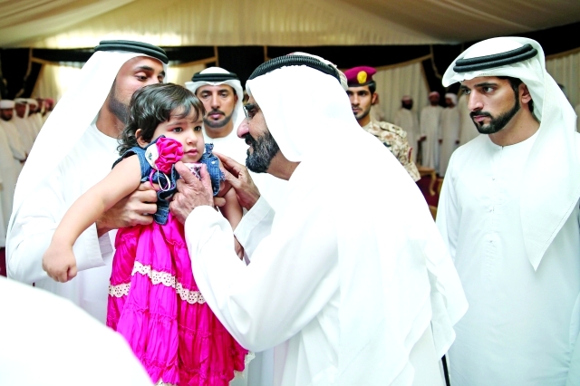 "■ محمد بن راشد يلاطف ابنة الشهيد راشد الحبسي بحضور حمدان بن محمد وخليفة سليمان والسبوسي"
