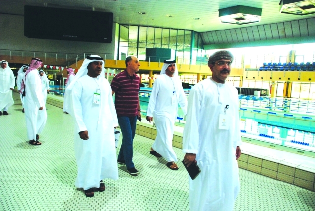 "■ وفد الإمارات خلال تفقده المنشآت الرياضية"