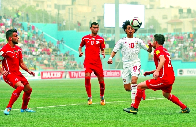 "■ عموري ومحاولة مرور من 3 لاعبين من المنتخب الفلسطيني | تصوير - هشام تكنوين"
