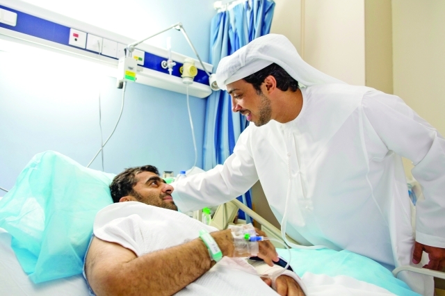 "■ منصور بن زايد خلال تفقد الجرحى"
