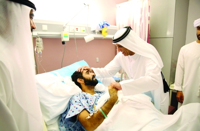 "سعود بن صقر يطمئن على أحد المصابين ــ وام"