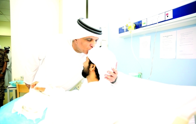"ويقبل رأس أحد الجرحى"