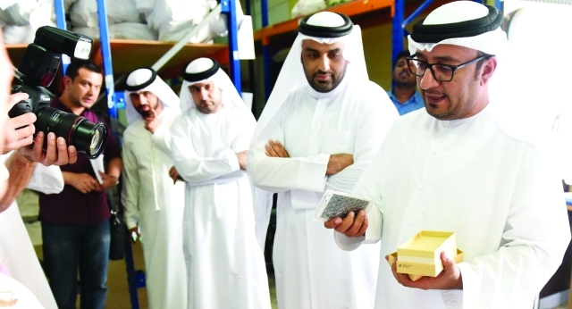 "خلال عرض مسؤولي الدائرة لجانب من المضبوطات المقلدة"