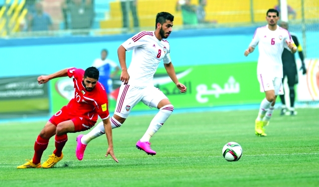 "■ خسارة نقطتين أمام فلسطين لا يعني فقدان فرصة العودة إلى الصدارة  -  تصوير - البيان الرياضي"