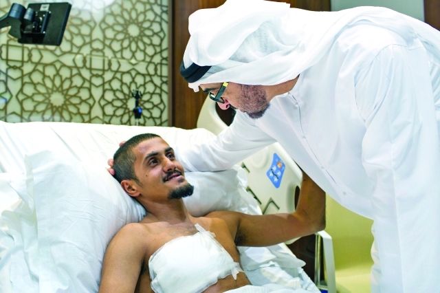 "..وسموه مثمناً موقف البطل الذي آثر مساعدة غيره رغم أن جراحه أشد | وام"