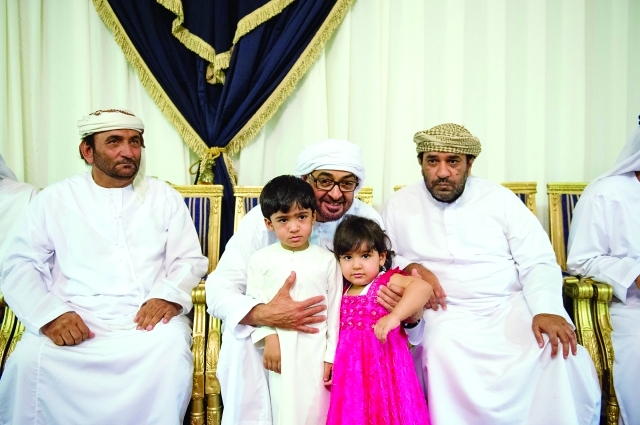 "محمد بن زايد خلال تقديمه العزاء لأسرة الشهيد راشد الحبسي ــ وام"