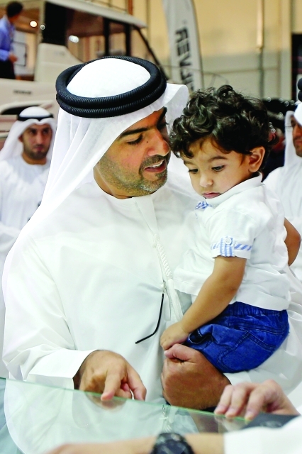 "حامد بن زايد خلال جولتة في قسم الأسلحة ــ تصوير مجدي اسكندر"