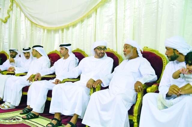 "ولي عهد أبوظبي خلال تقديم التعازي لعائلة الشهيد عادل الشحي بحضور هزاع ومنصور بن زايد وأحمد الزعابي وجمعة البواردي"