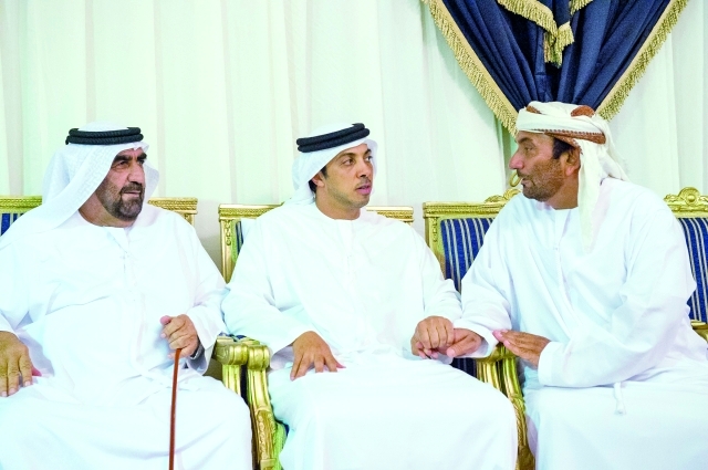 "منصور بن زايد يواسي أسرة الشهيد راشد الحبسي"